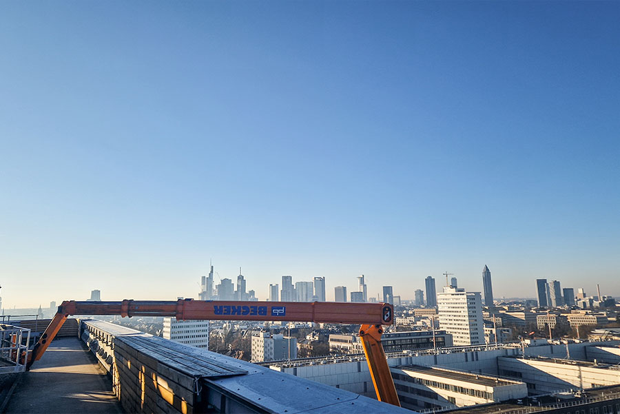 Skyline auf der LKW-Arbeitsbühne als Bediener genießen